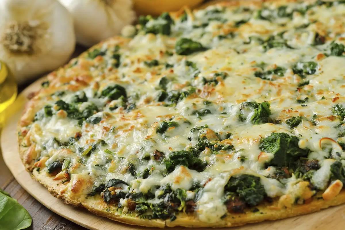 Sabor Verde: Pizza de Escarola com Alho e Queijo por Chef Moisés Costa