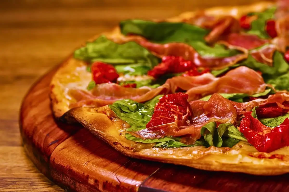 Frescor e Intensidade: Pizza de Tomate Seco com Rúcula do Chef Moisés Costa