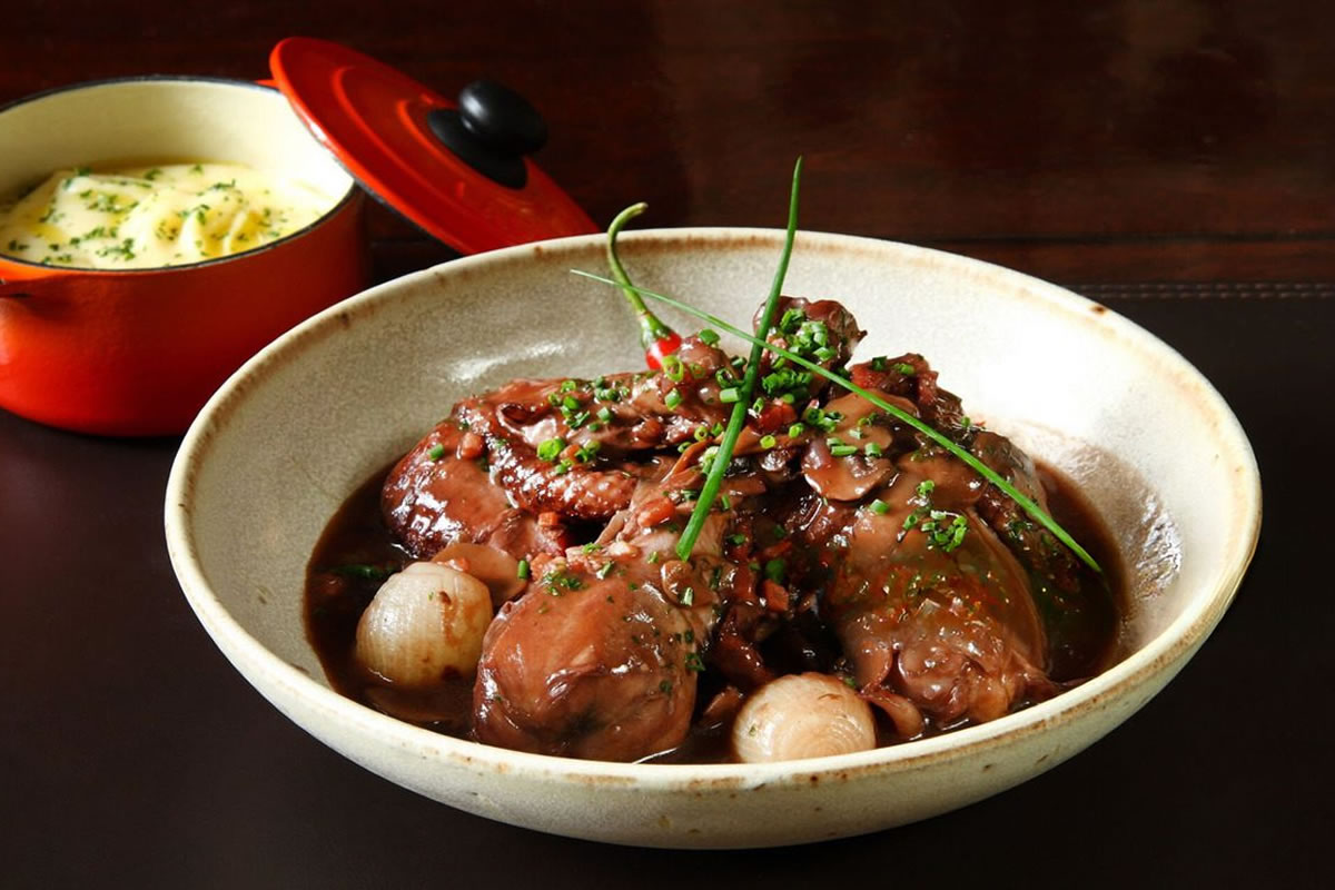 O Segredo do Coq au Vin: Por Que o Frango é Cozido no Vinho?
