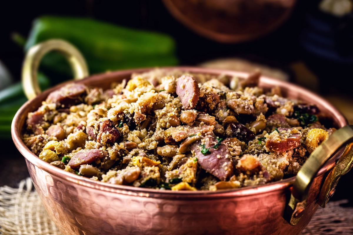 Por Que o Feijão Tropeiro Era a Comida dos Viajantes no Brasil?