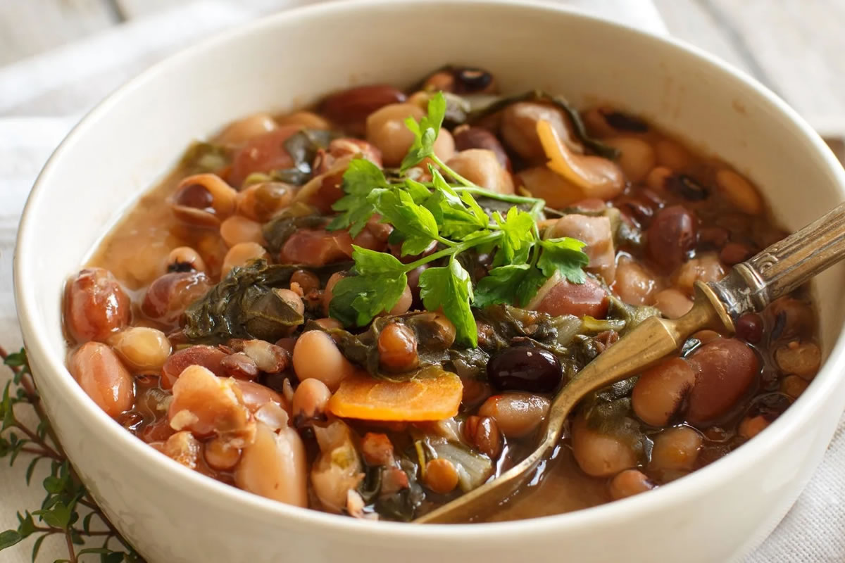 Receita de Feijoada Vegetariana com Legumes Defumados